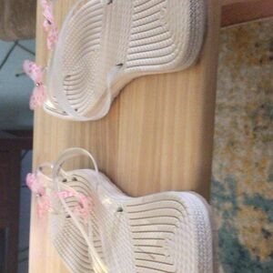 Source Unknown White Sandals with Pink Details
